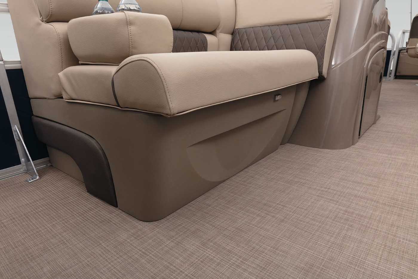 SUN TRACKER Pontoons Quality Manufacturing