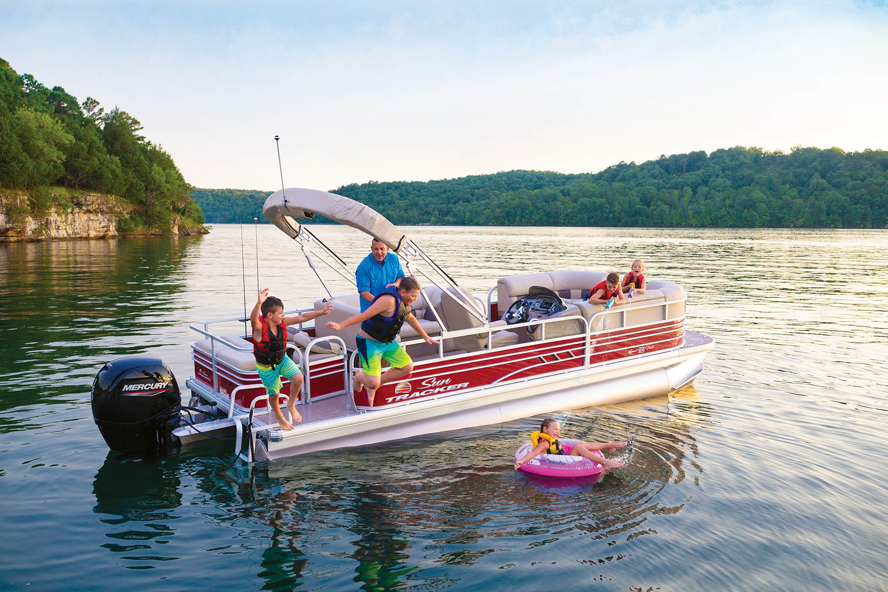 SUN TRACKER Pontoon Boats