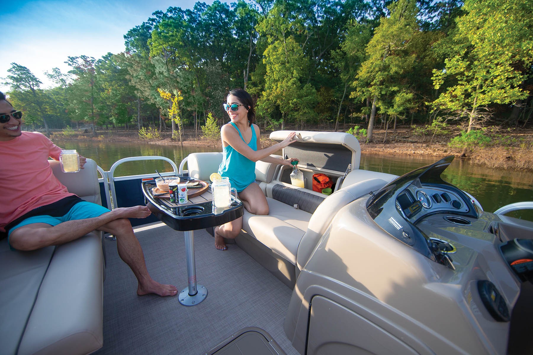 SUN TRACKER Pontoon Boats