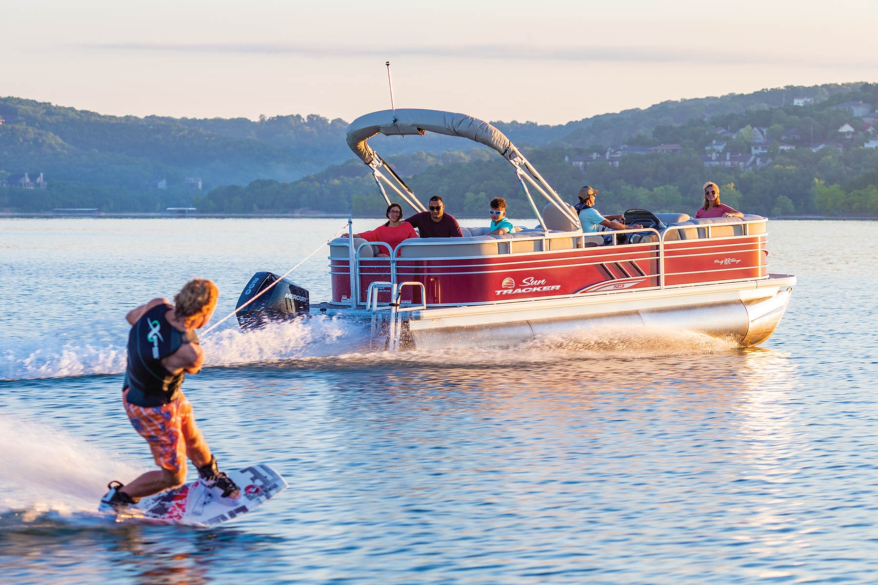 SUN TRACKER Pontoon Boats