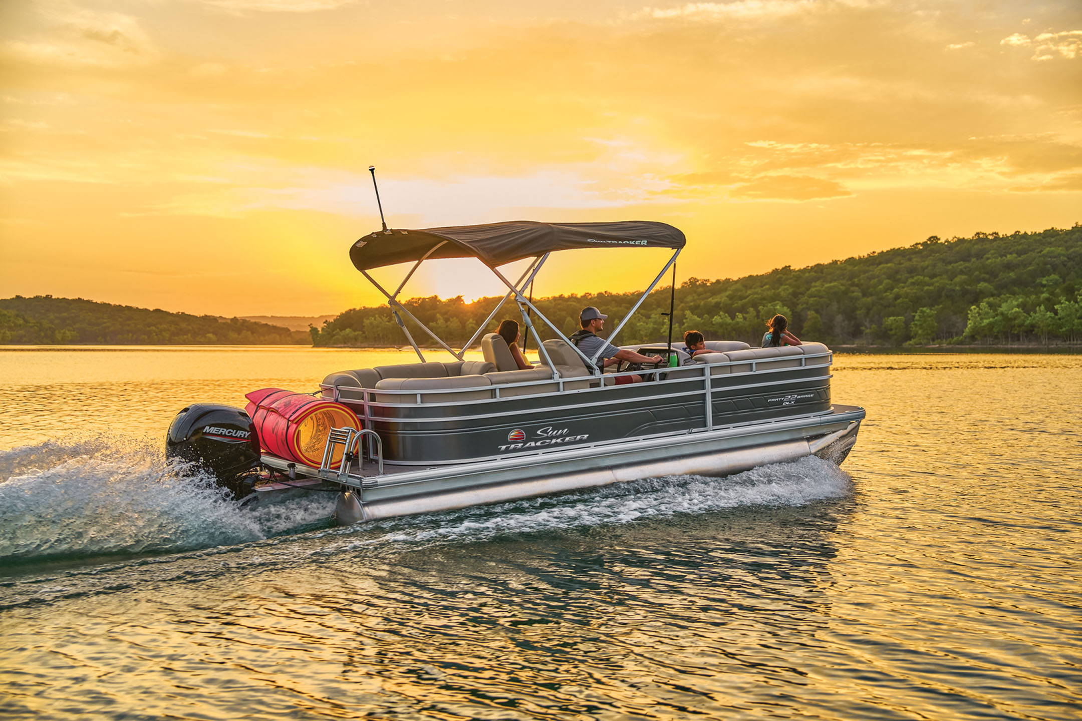 SUN TRACKER Pontoon Boats