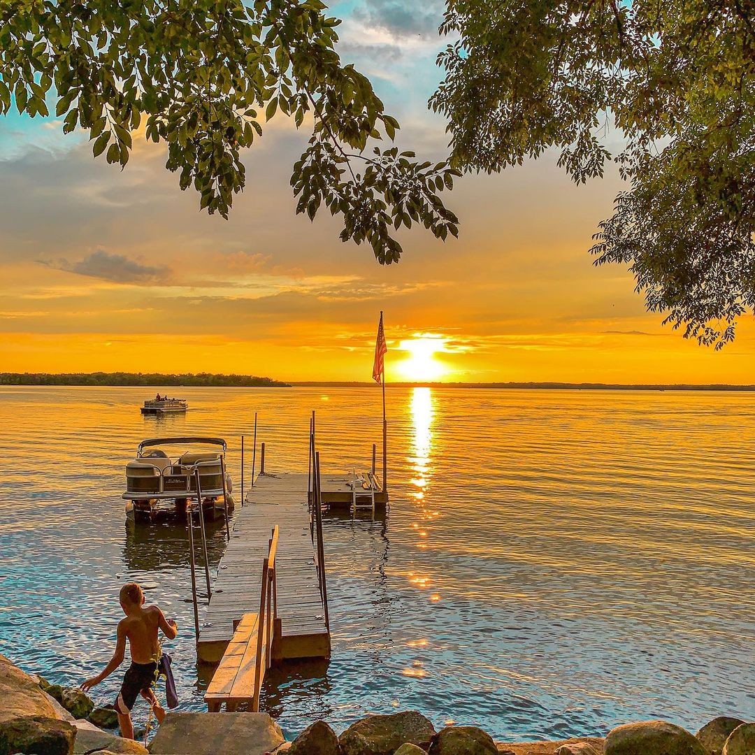 SUN TRACKER Pontoon Boats